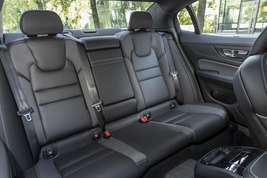 Интерьер Volvo S60 T8 R-Design 2018 года  (WW) (фото 9 из 40)